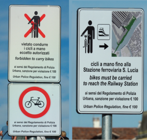 Verbotstafeln für Fahrrad Fahrer in Venedigs Zentrum